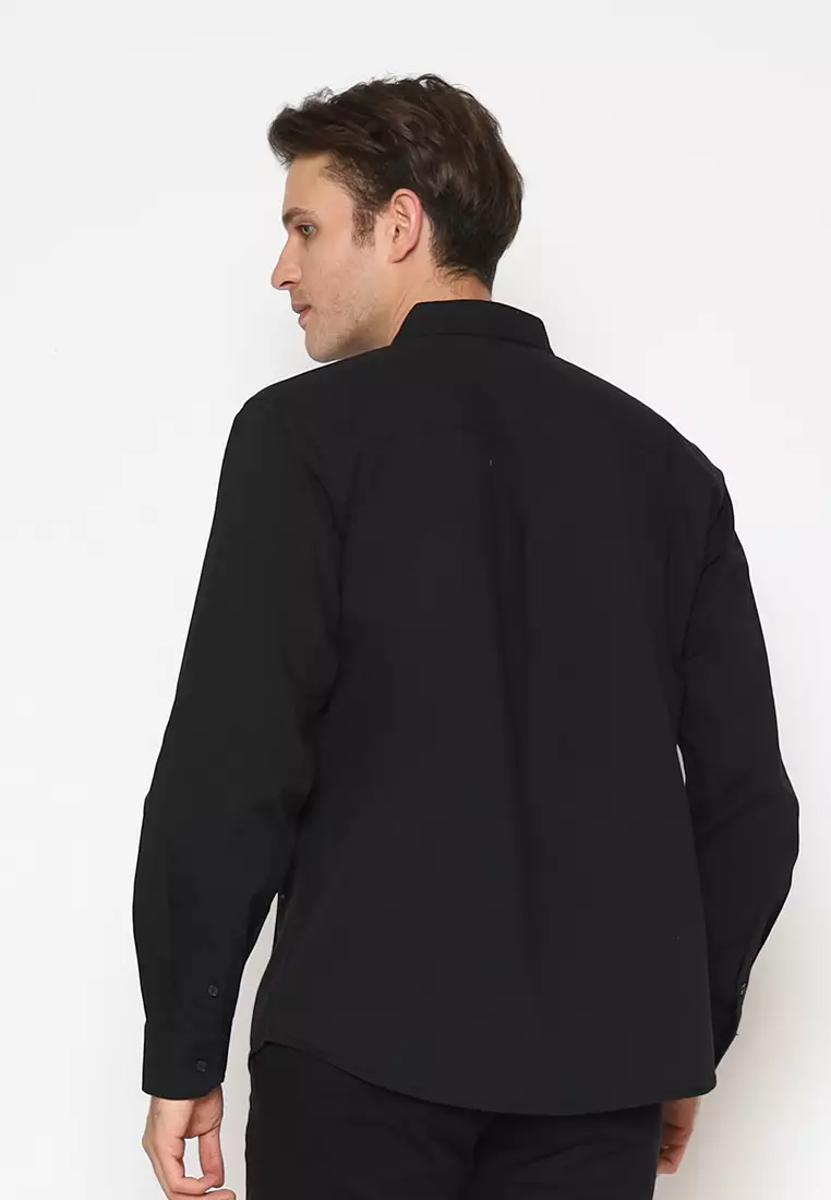 POLICE Kemeja Polos Cotton Twill Kantong Dua Hitam Regular Fit Lengan Panjang Pria