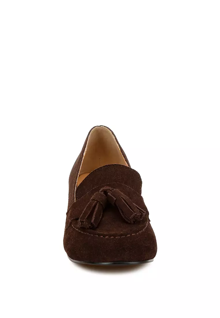 Detail Rumbai Sepatu Suede Warna Coklat