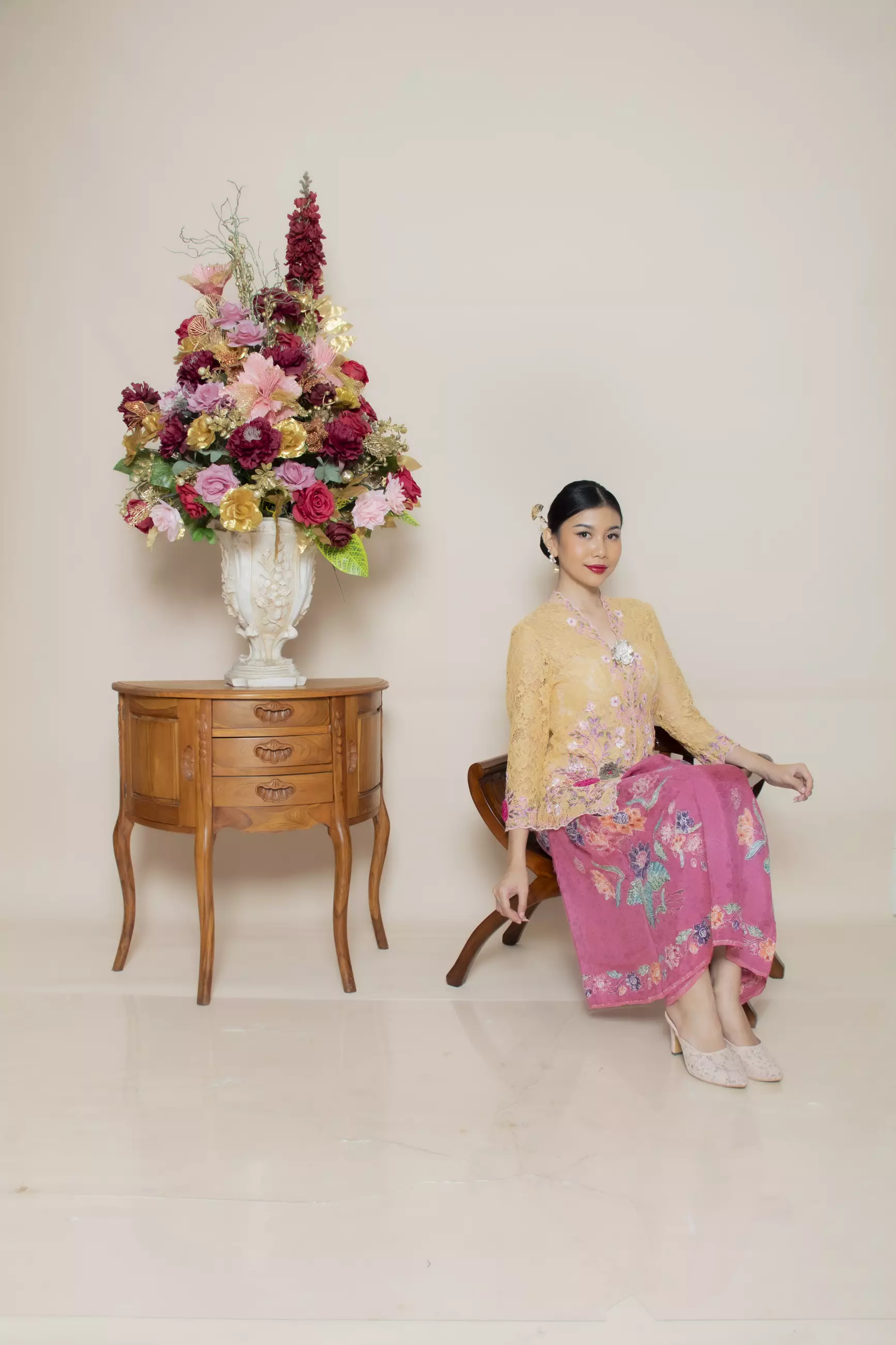 Kebaya Brokat Roses 3 Dimensi in soft gold Color