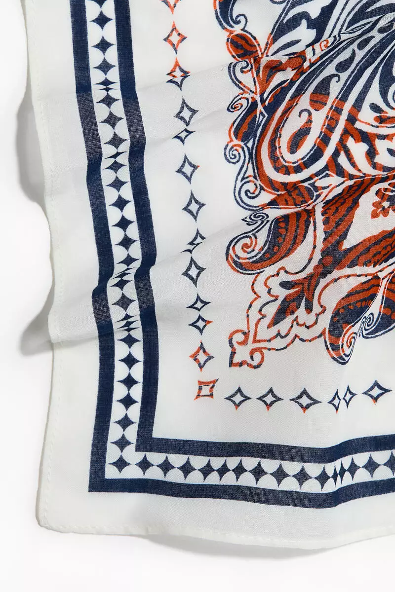 Patterned neck scarf