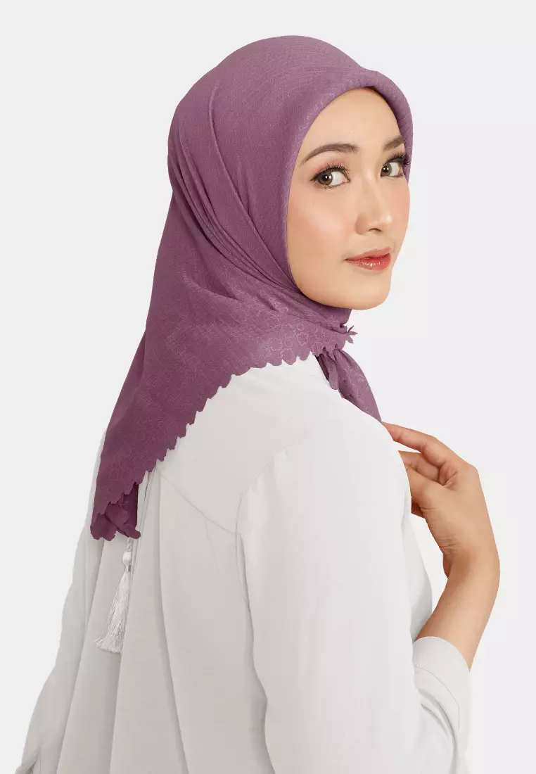 Cotton Bee - Hijab Segiempat Rayyansa Tassel Emboss Lasercut 