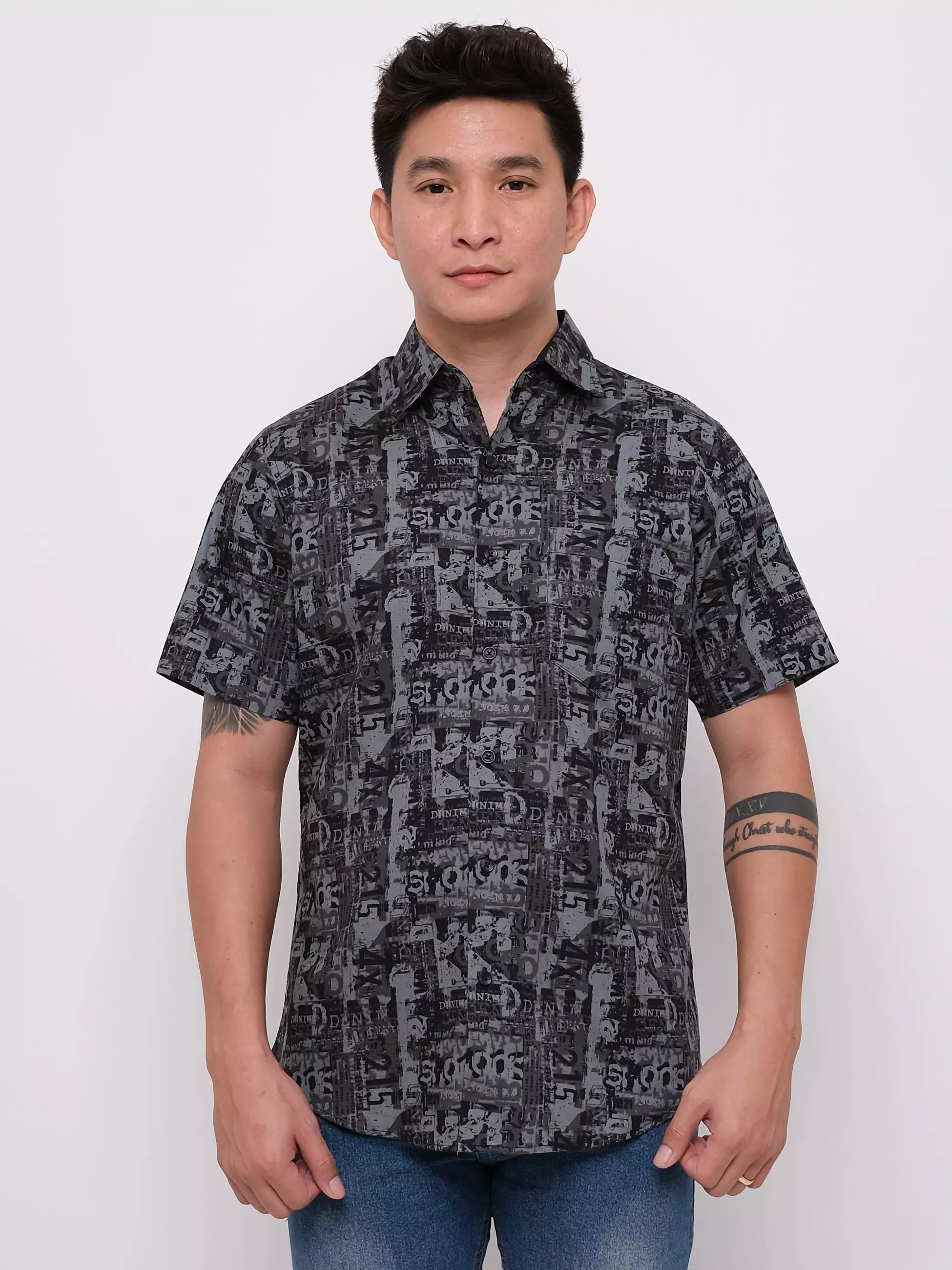 Kemeja Slim Fit Lengan Pendek Hitam Motif 16829