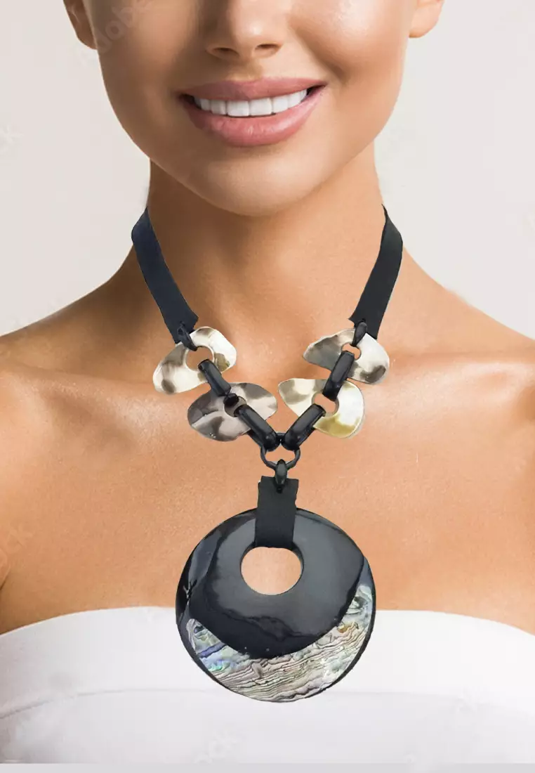 Aksesoris Perhiasan Kalung Wanita Lip Shell Necklace Kalung Wanita Black