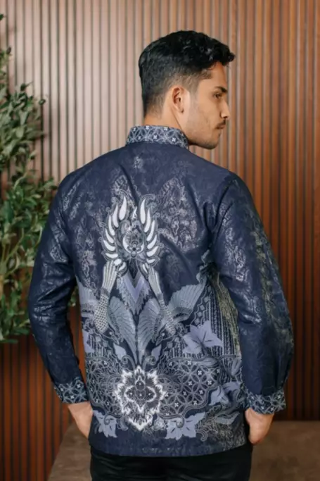 Gantari Navy Blue Kemeja Batik Pria Furing Regular Fit Lengan Panjang Katun Foil