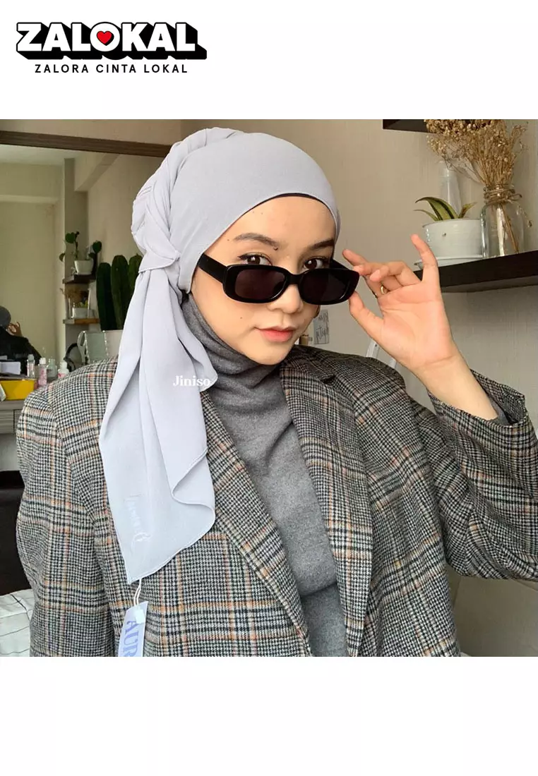 Xotinimning ochiq havoda yalangoch eshagi surati