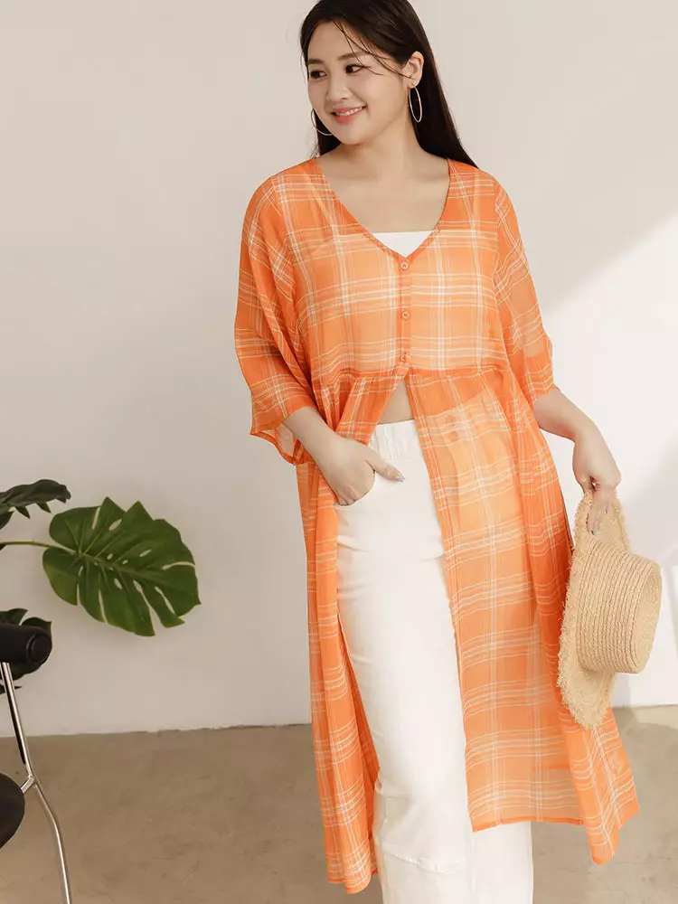 雲朵自訂款-微透膚格紋V領五分袖長版罩衫《EA3654》