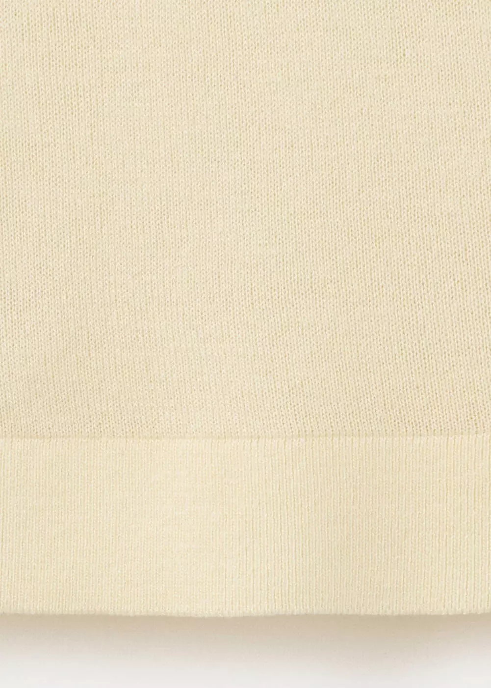 Atasan rajut dengan detail syal