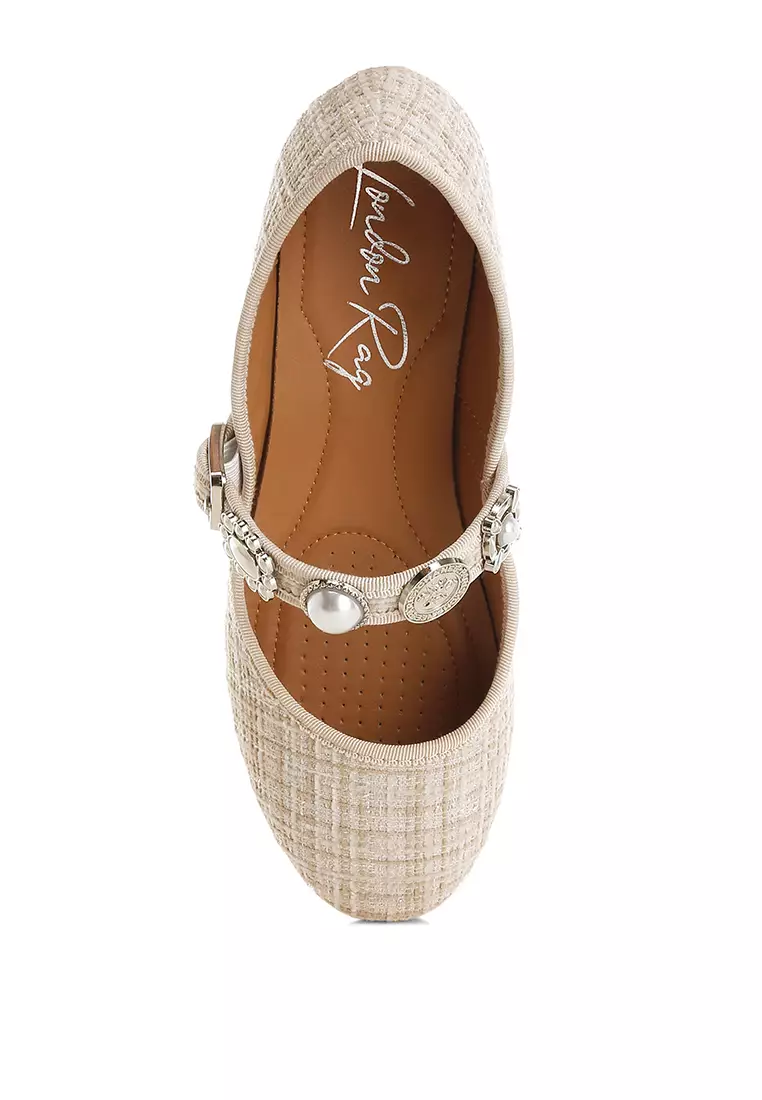 Sepatu Mary Jane dari Tweed yang Dihiasi dengan Pesona Warna Beige