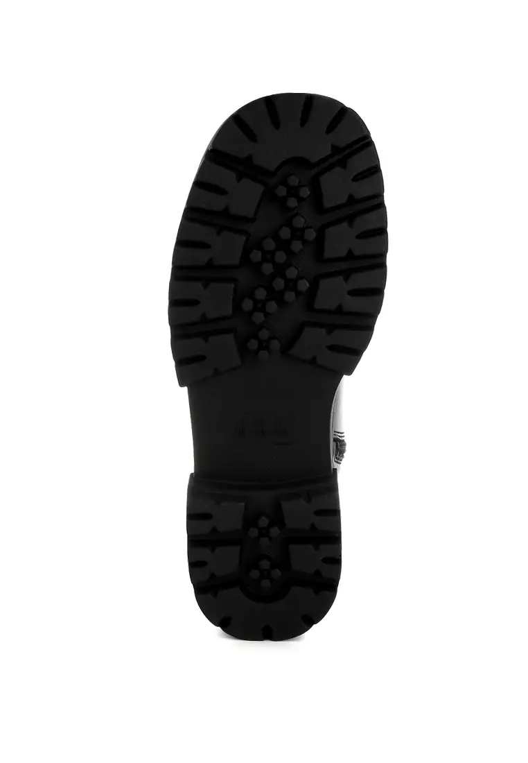 Sepatu bot dengan sabuk gesper dan pergelangan kaki berwarna hitam