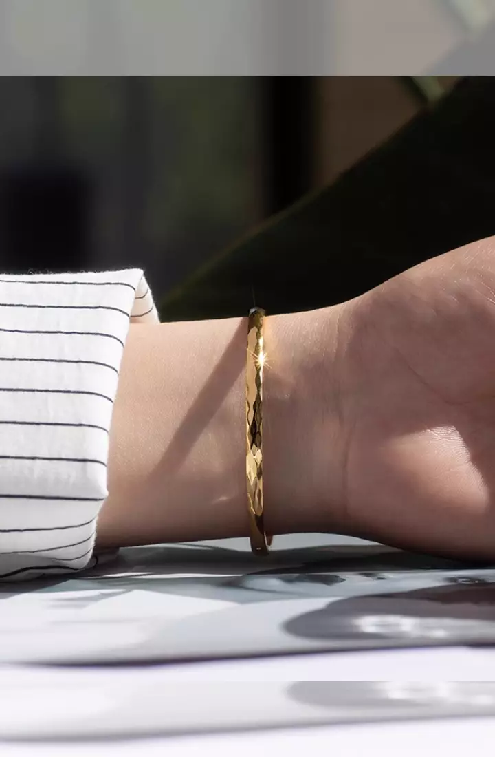 Luxe Engravable Bangle in Gold