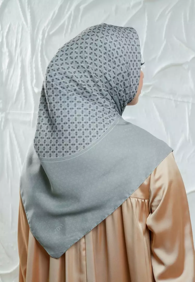 AMARAN Scarf Sage - Kerudung Hijab Segiempat Motif With Pouch - Bahan Poly Fine - Ukuran 110x110