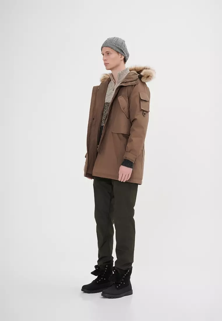 Men's Down Jacket Topped With A Luxurious Fur-Lined Hood