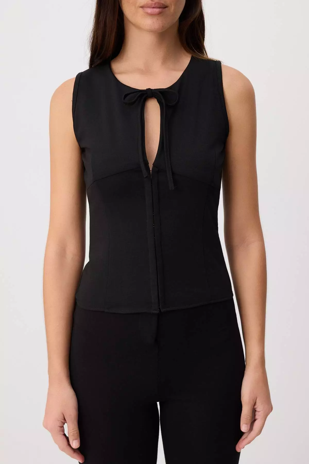Black Fitted Keyhole Neck Sleeveless Interlock Knitted Blouse Twoss26Bz00341
