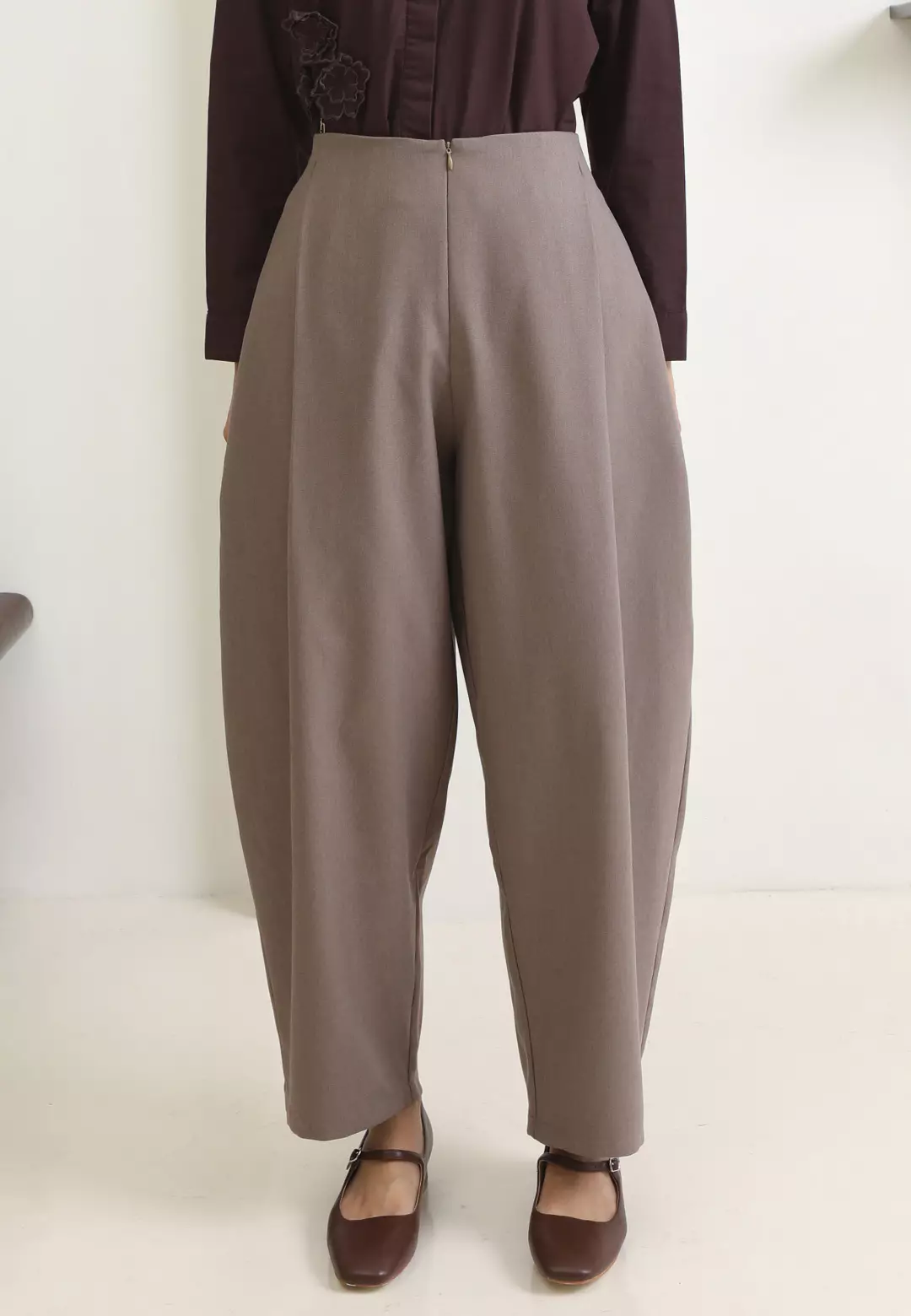 HijabChic Liora Pants Mocca - Celana Panjang Formal Highwaist Barrel Basic Wool Premium Resleting Depan