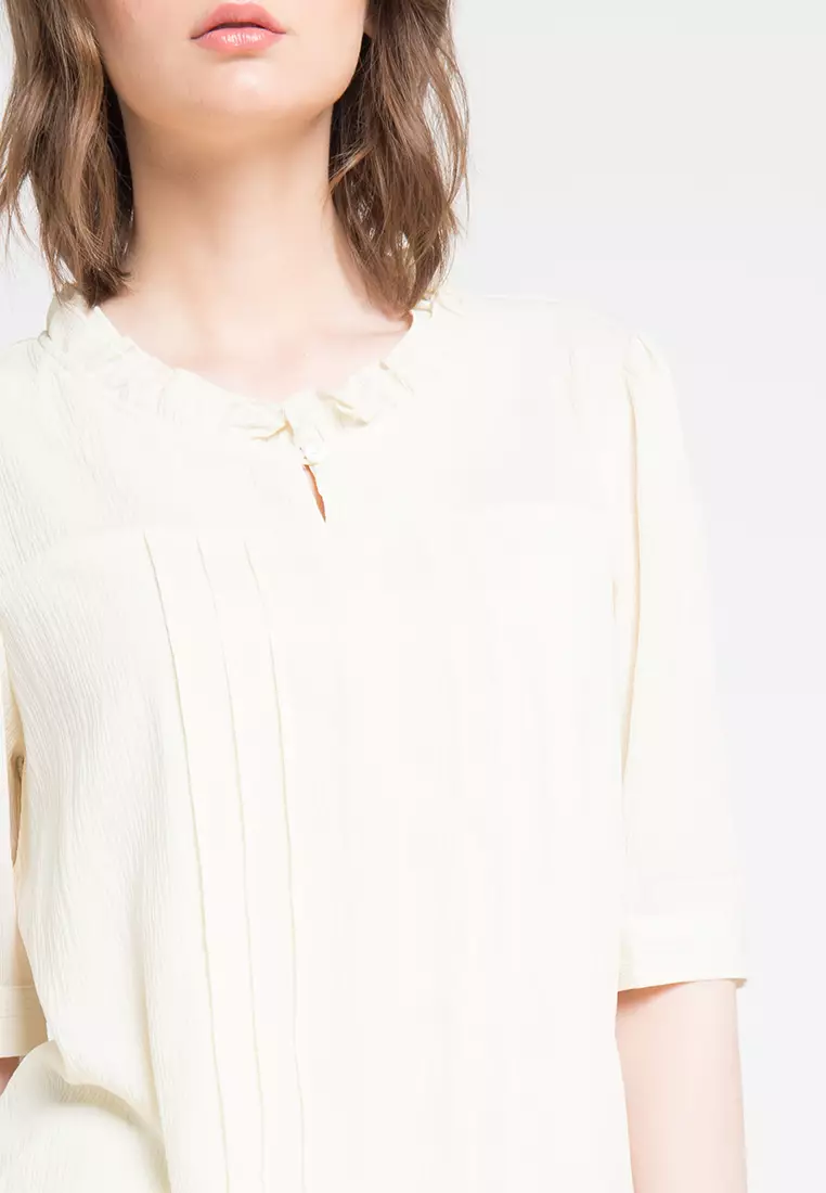 Blouse Wrinkled Part Of The Neck