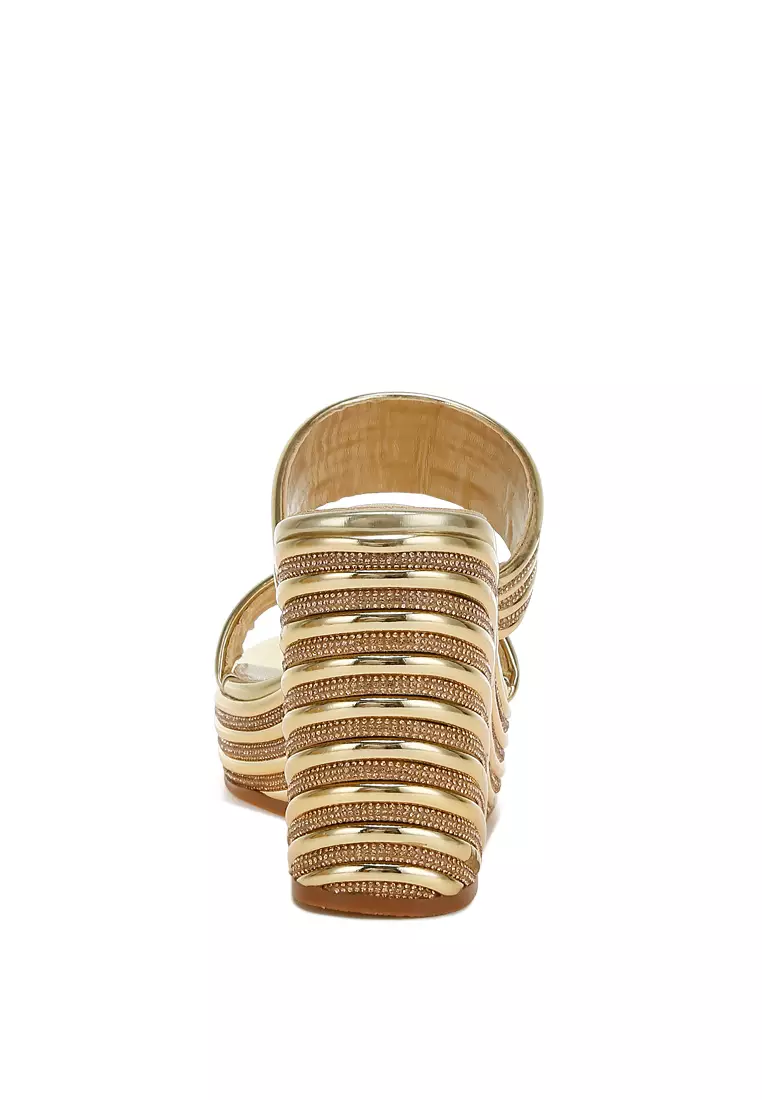 Sandal Wedge Kulit Imitasi Metalik dalam Warna Emas