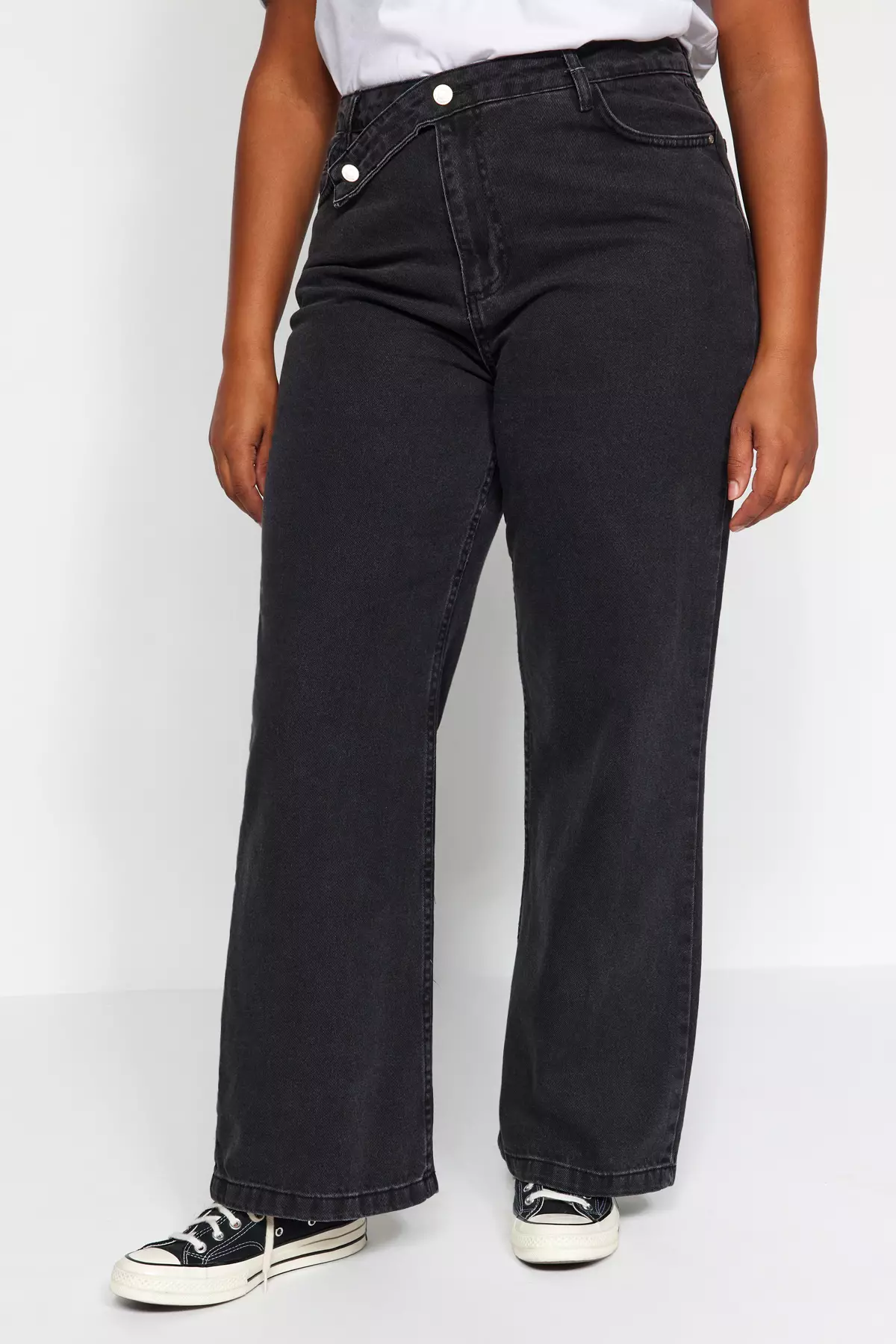 Wide-Cut Jeans with Waist Detail