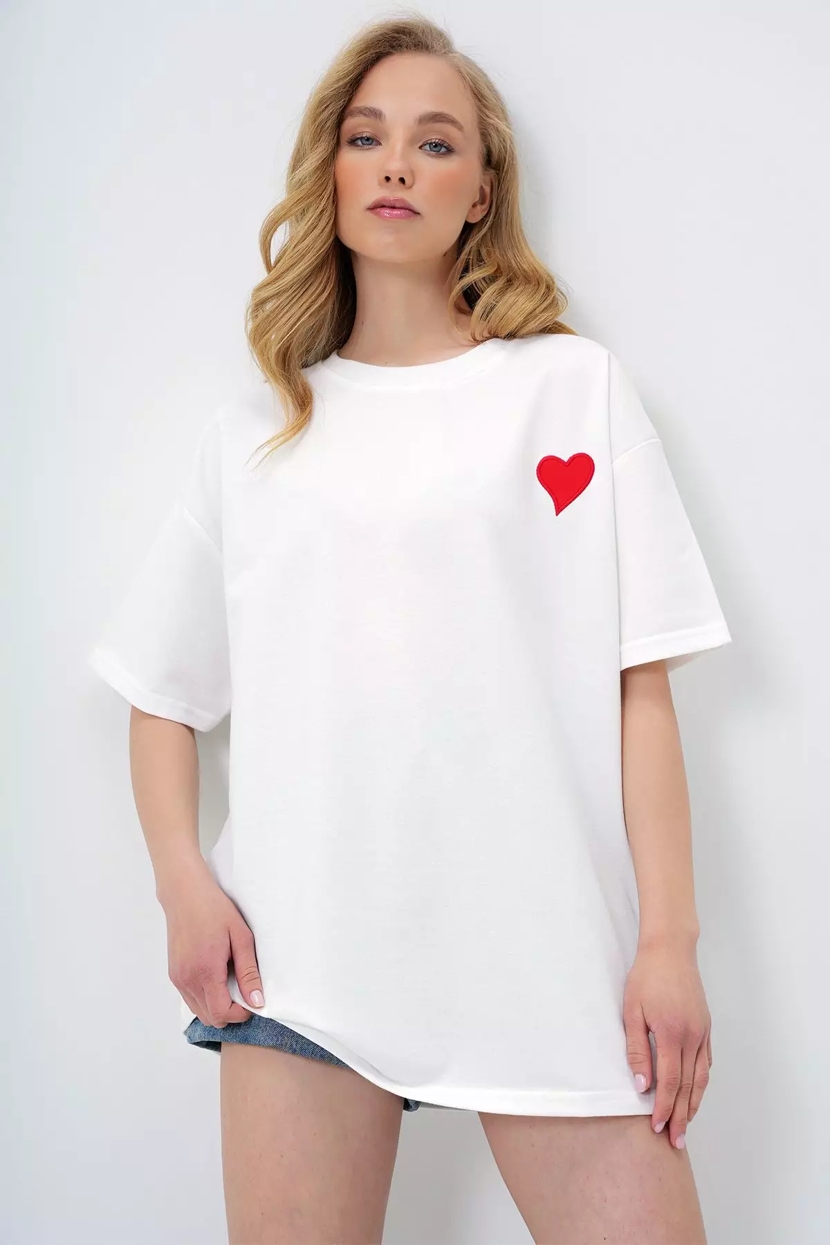 Women's White Crew Neck Heart Embroidered Two Thread Oversize T-Shirt Alc-X13912