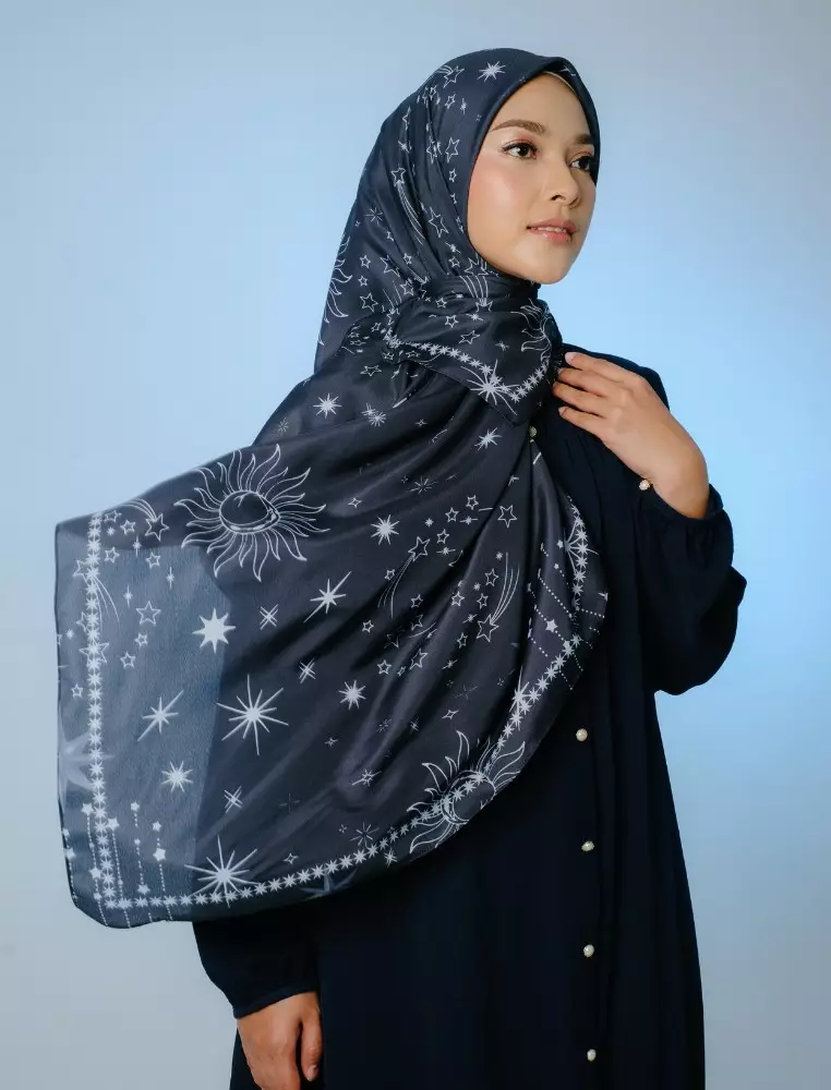 AMBERLY Scarf Black - Kerudung Hijab Segiempat Motif With Pouch Ziplock - Bahan Poly Fine - Ukuran 110x110