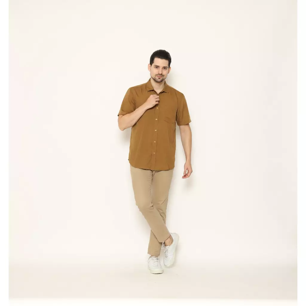 AMK Kemeja Pria Lengan Pendek SHS YIRUMA S/S Premiere Solid Coklat