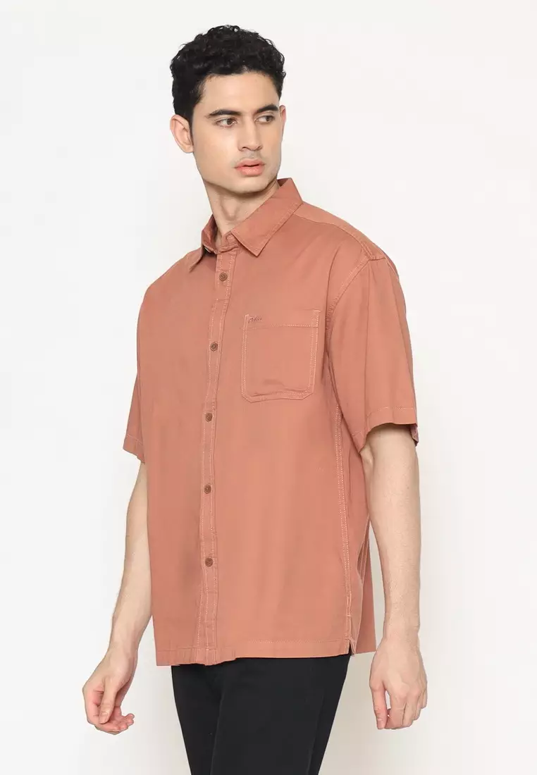 POLICE Kemeja Polos Relaxfit Cotton Twill Merah Pastel Pria