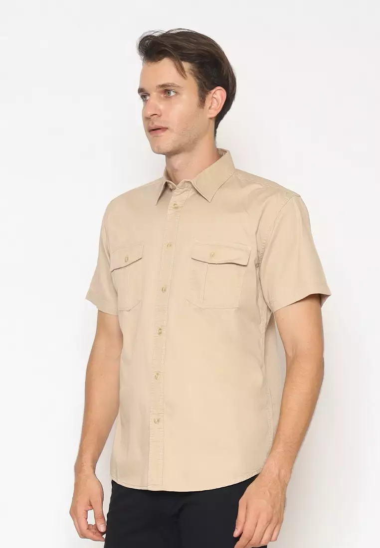 POLICE Kemeja Polos Cotton Twill Kantong Dua Mocca Regular Fit Pria