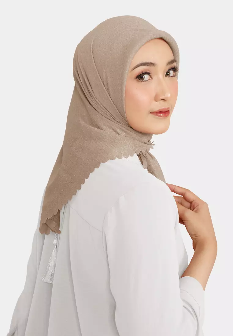 Cotton Bee - Hijab Segiempat Rayyansa Tassel Emboss Lasercut 