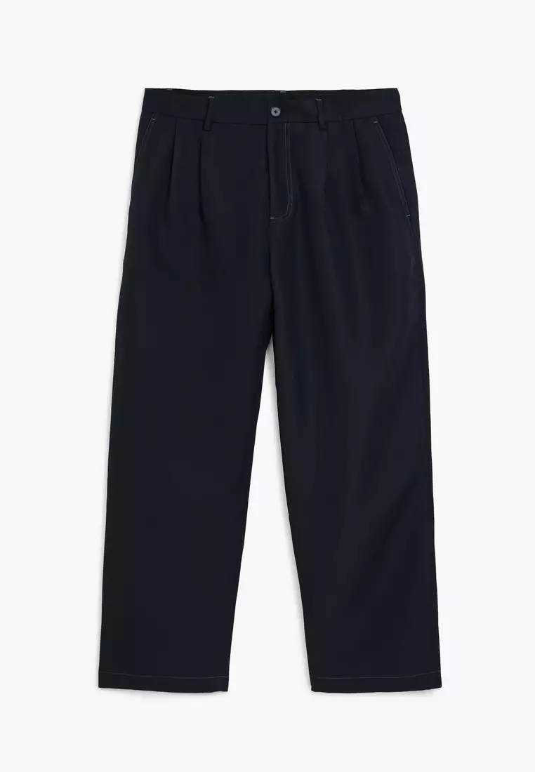 Pleated trousers with contrasts