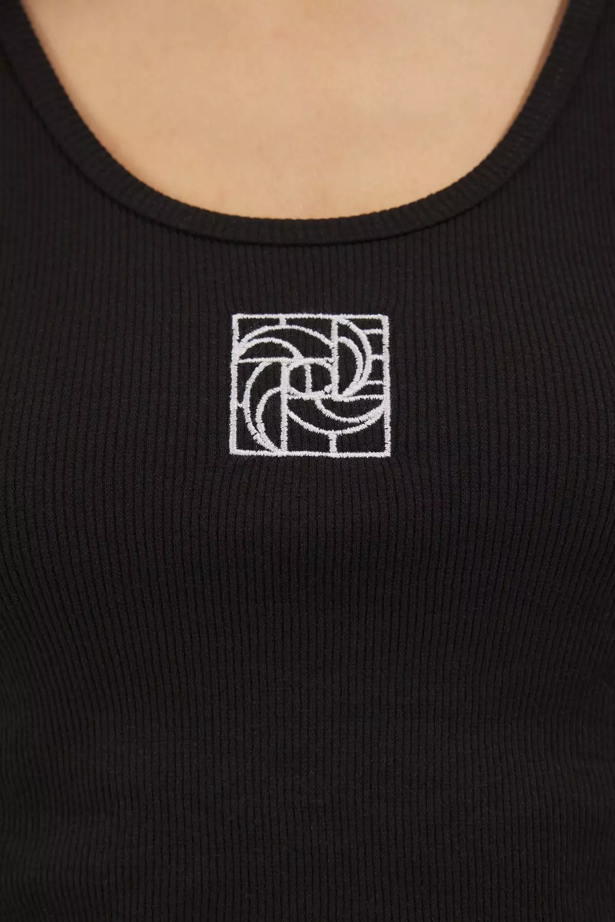 Black Embroidered Fitted/Body-Sit Pool Neck Ribbed Flexible Knitted Undershirt Twoss22Al0042