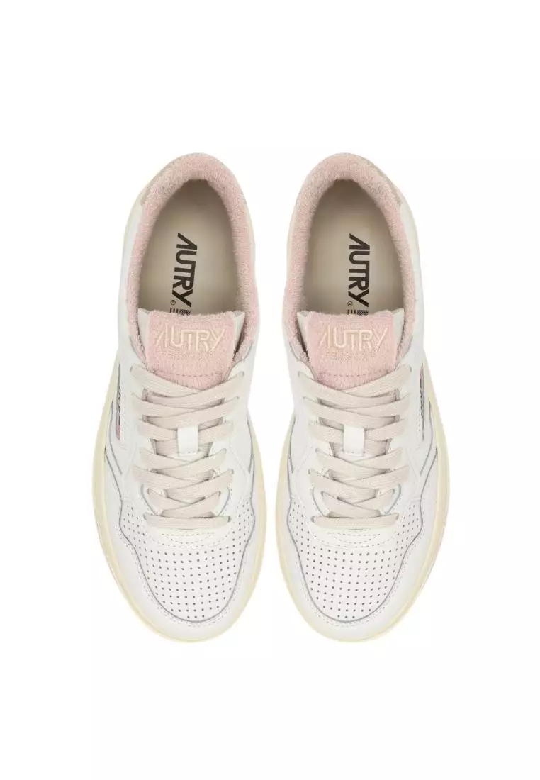 Buy Autry AUTRY - MEDALIST LOW SNEAKERS IN WHITE AND POWDER PINK ...