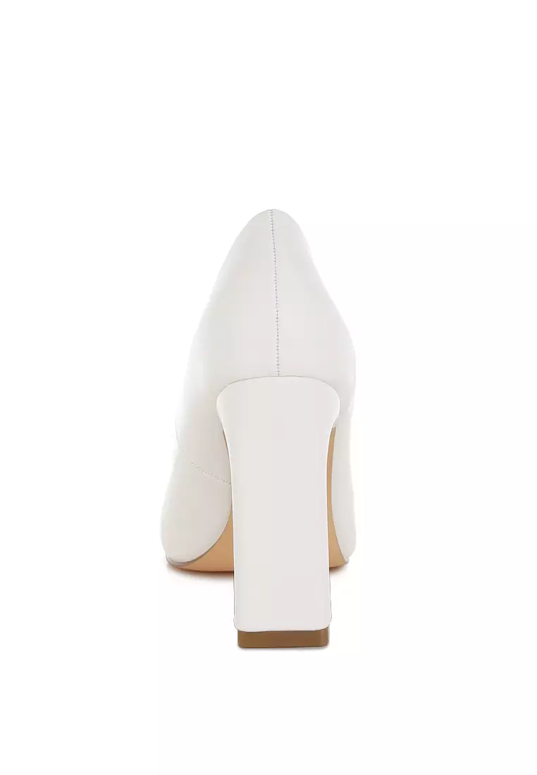 Sepatu Pumps Kulit Imitasi Warna Putih