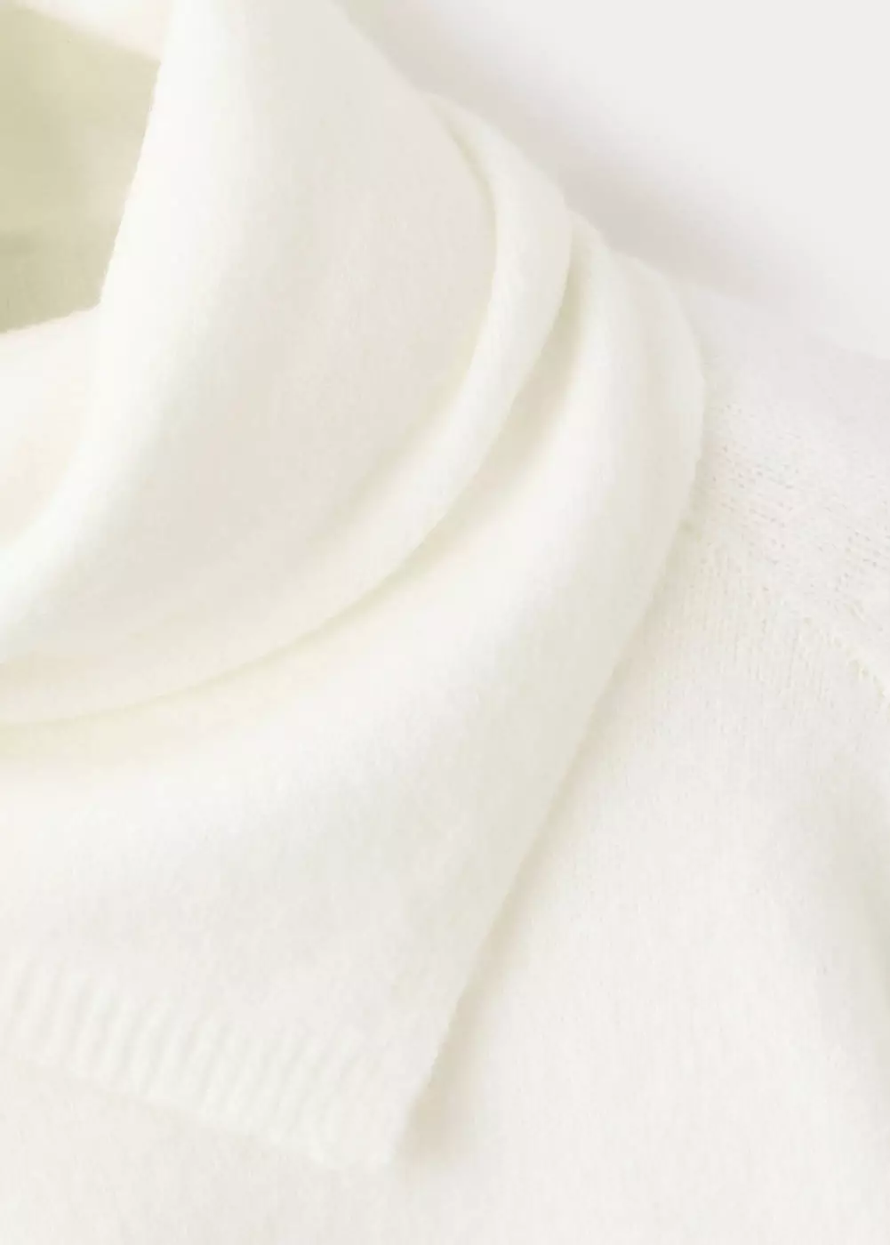 Sweater rajut dengan syal