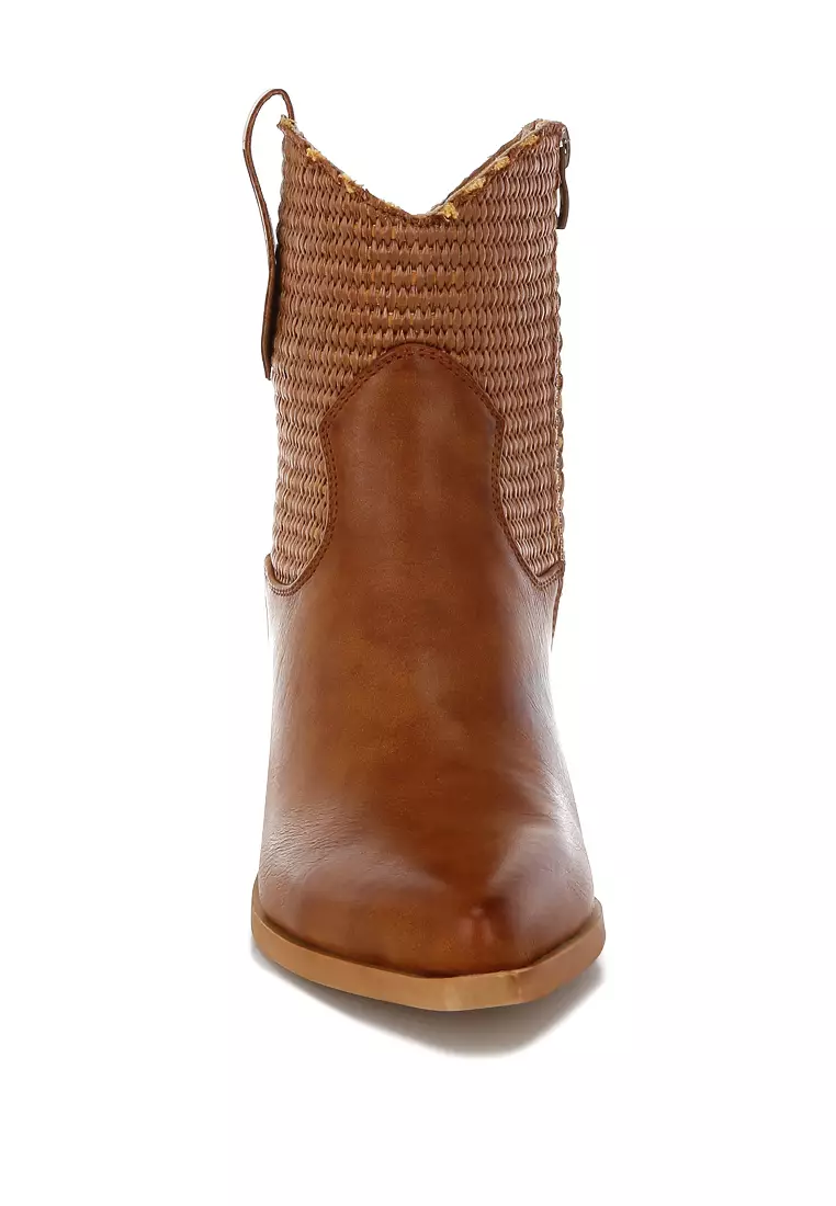 Sepatu bot koboi dari bahan rafia dan kulit imitasi berwarna cokelat