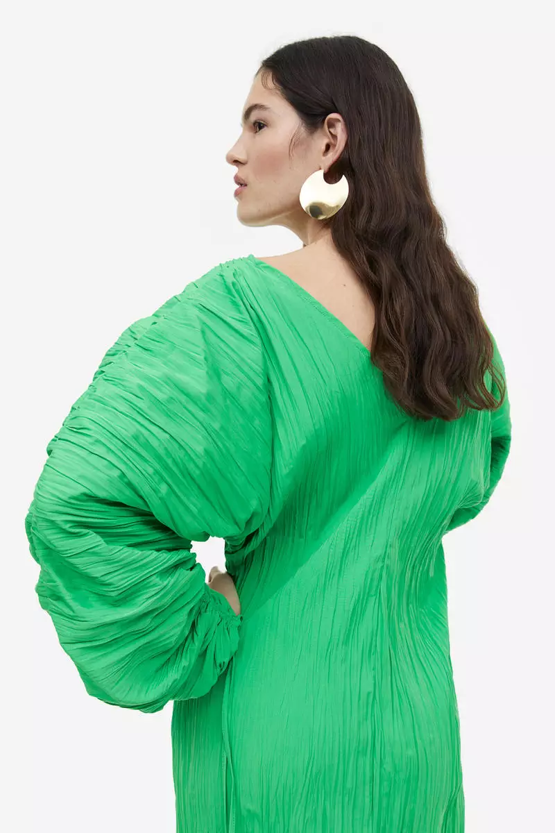 Voluminous dress