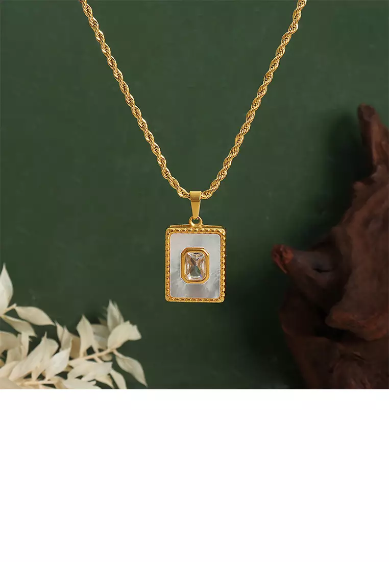 Gold necklace hot sale square pendant