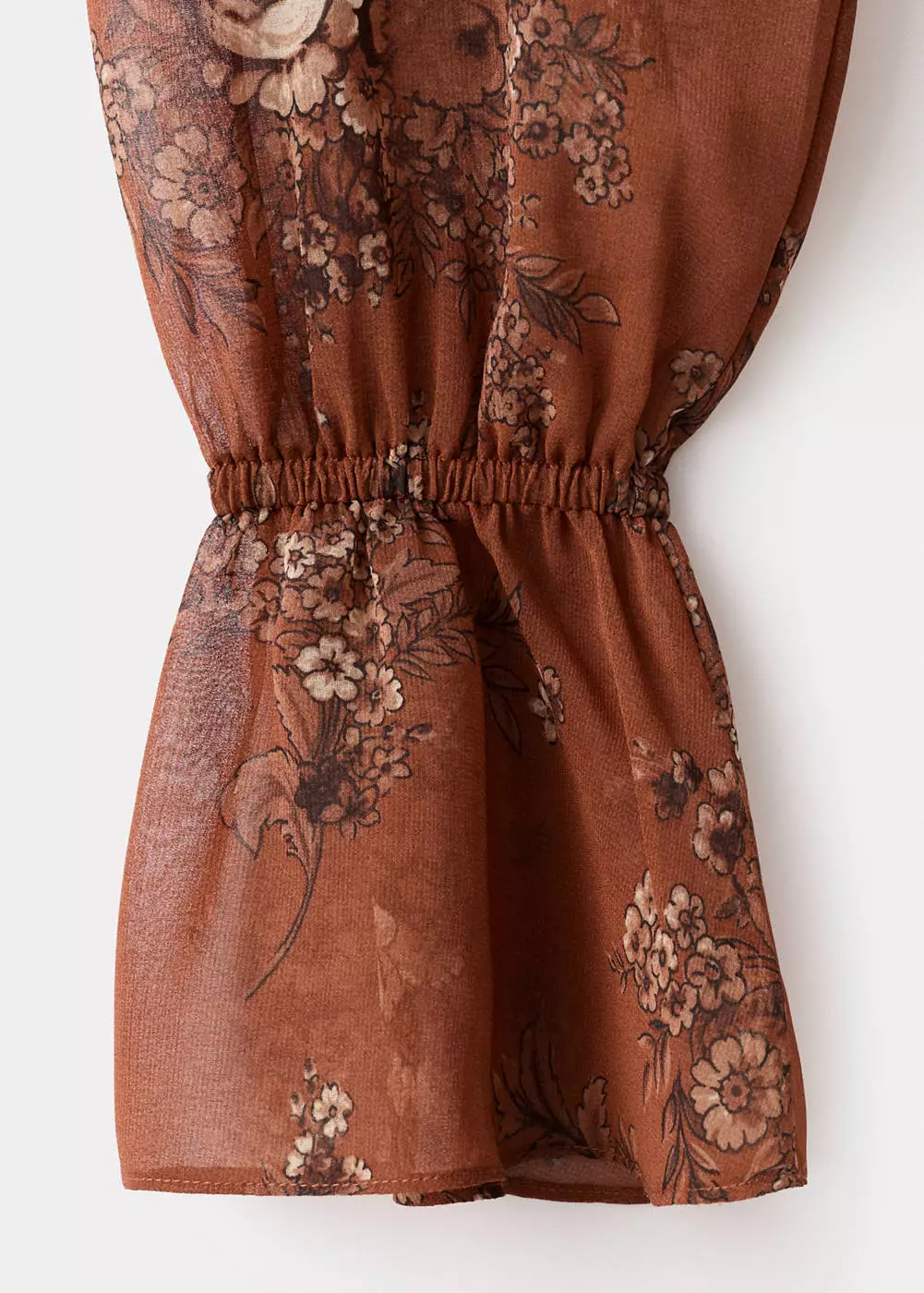 Blus motif floral dengan detail pita