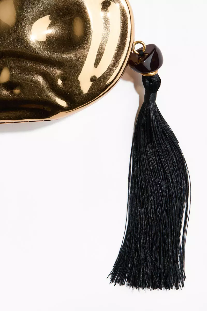 Asymmetric metal clutch