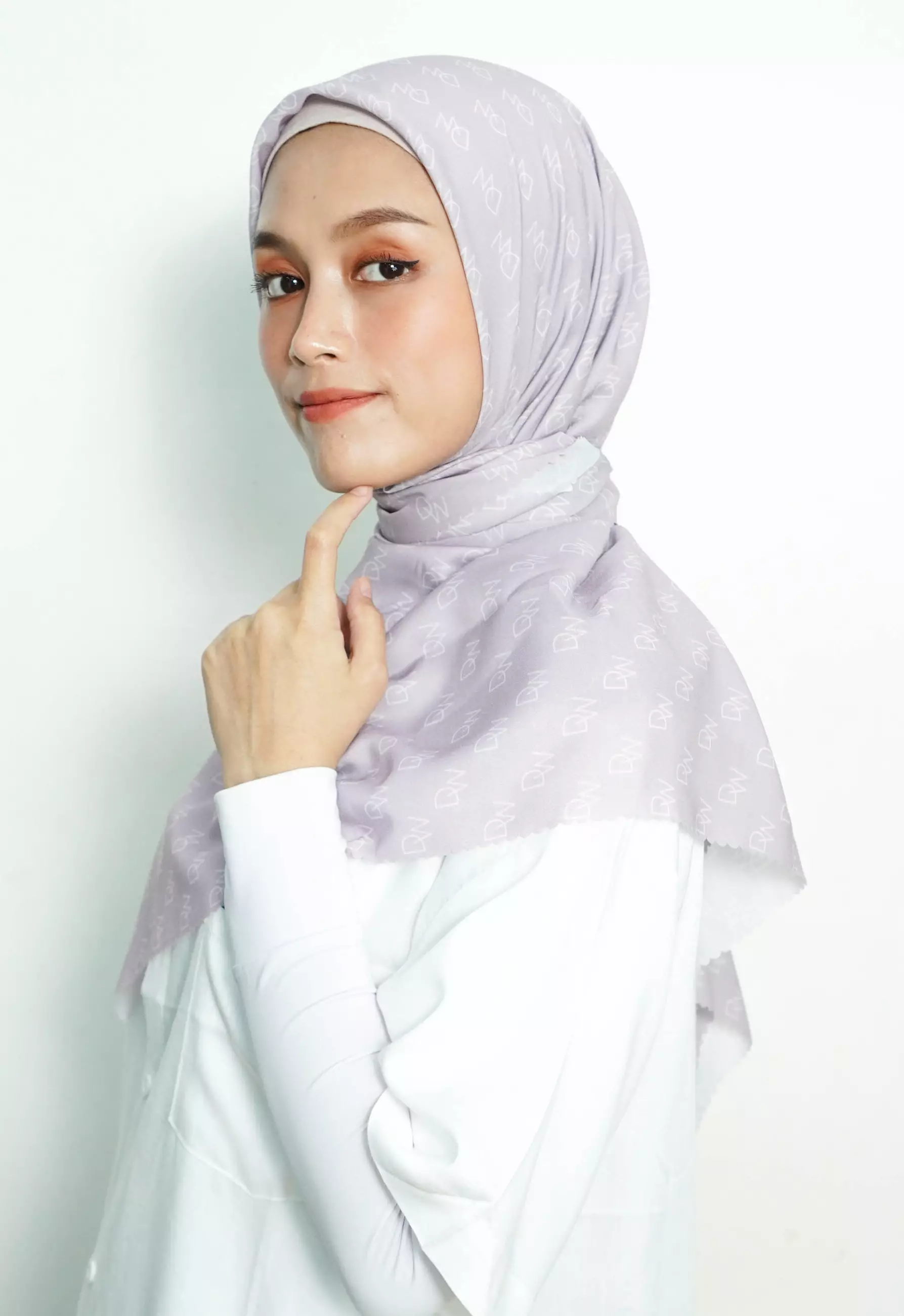 WK055 Kerudung Segi Empat Anti Mleyot Anti Kusut Motif Premium Monogram DAW Project Lilac Ungu Muda