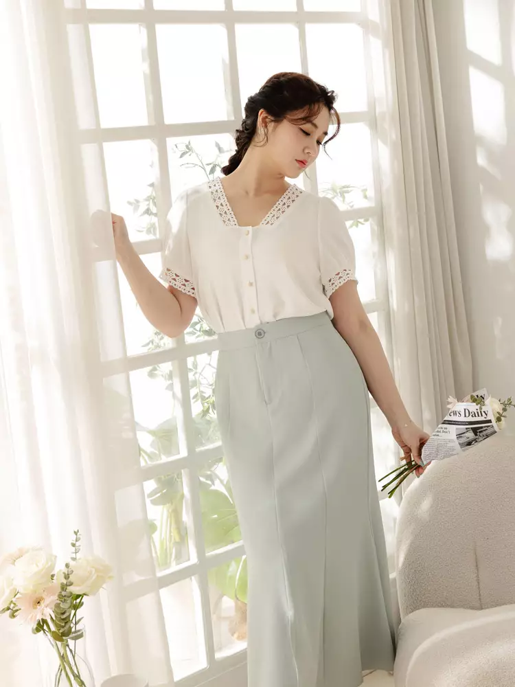 Lace V-neck amber button puff sleeve top [AB19499]