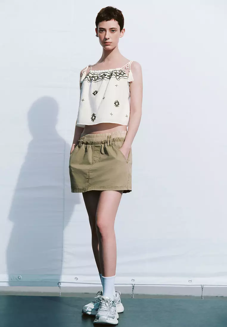 UR夏季新款女装休闲度假感系带流苏刺绣吊带衫UWL240060