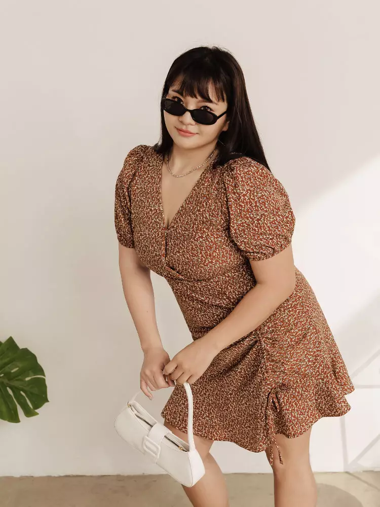 雲朵自訂款-碎花V領泡泡袖修身抽皺短洋裝《DA10085》