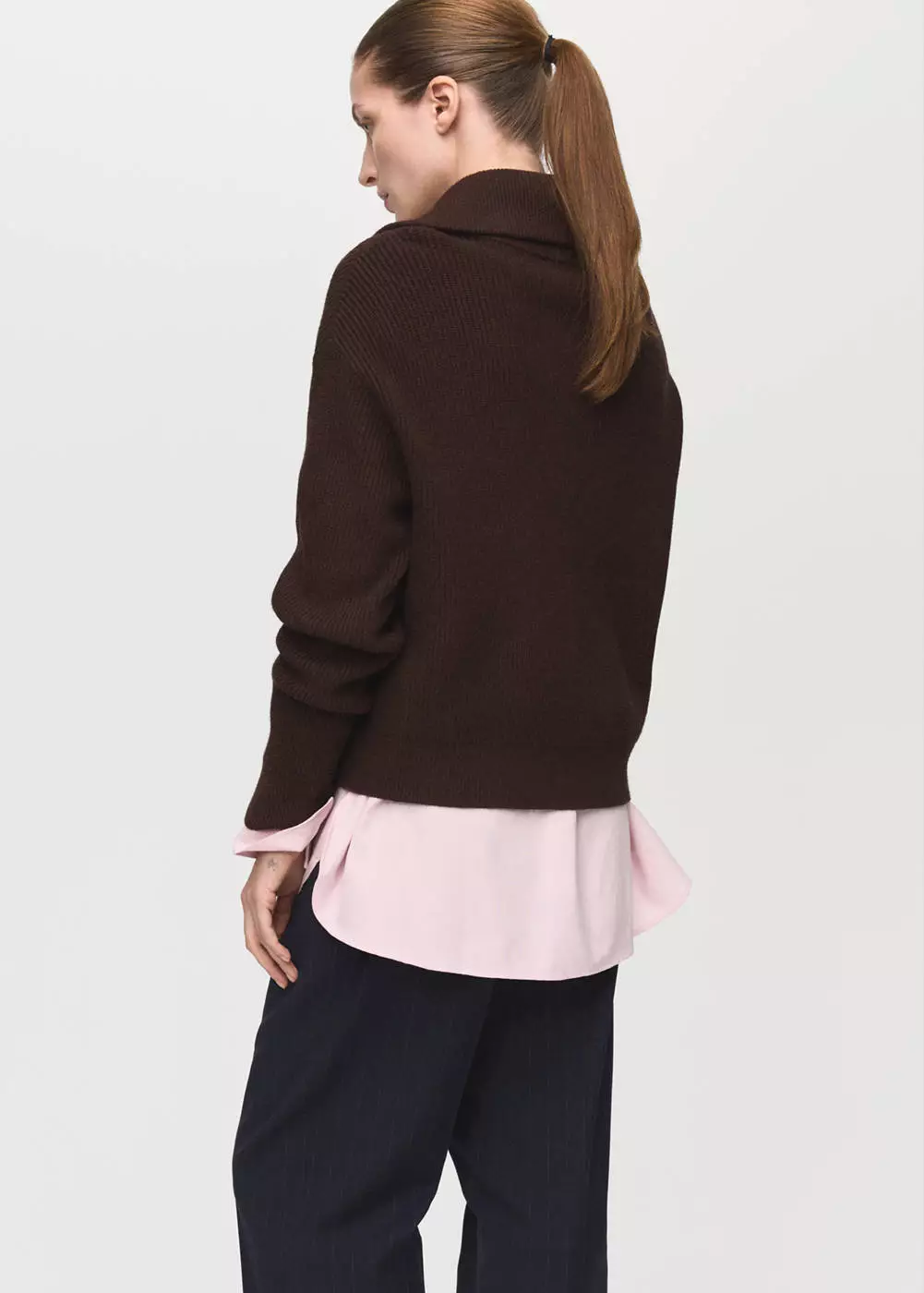 Sweater dengan kerah kontras dan resleting