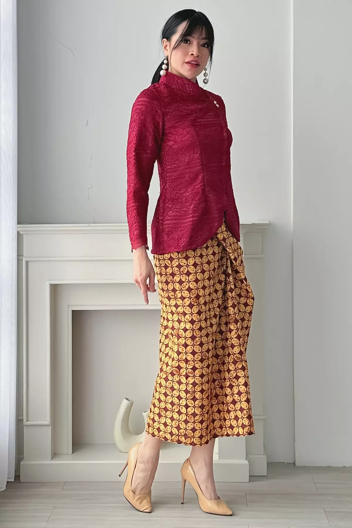 Jeng Dipha Brukat Maroon Kebaya Janggan