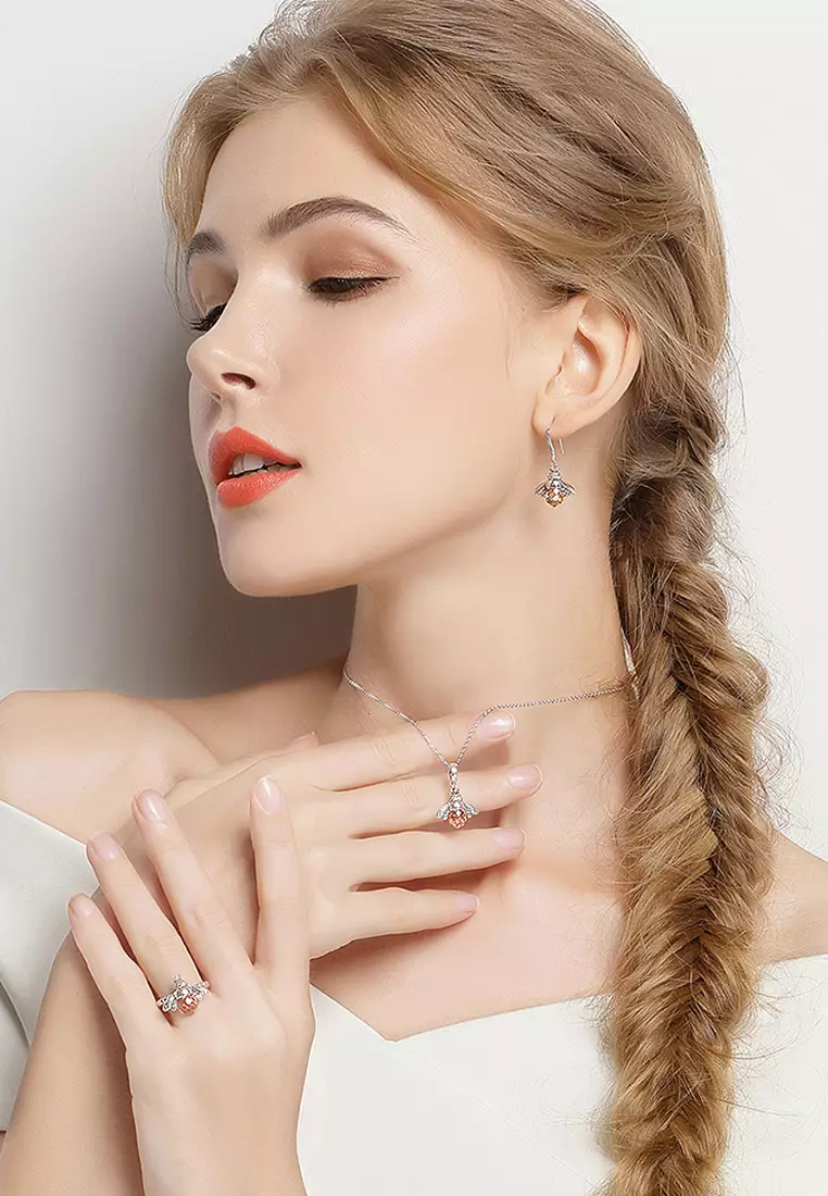 Single Queen Pendant Necklace