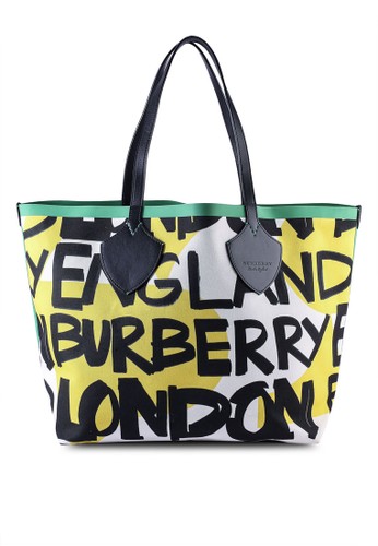 Jual Burberry Large Graffiti Print Tote Oc Original Zalora Indonesia