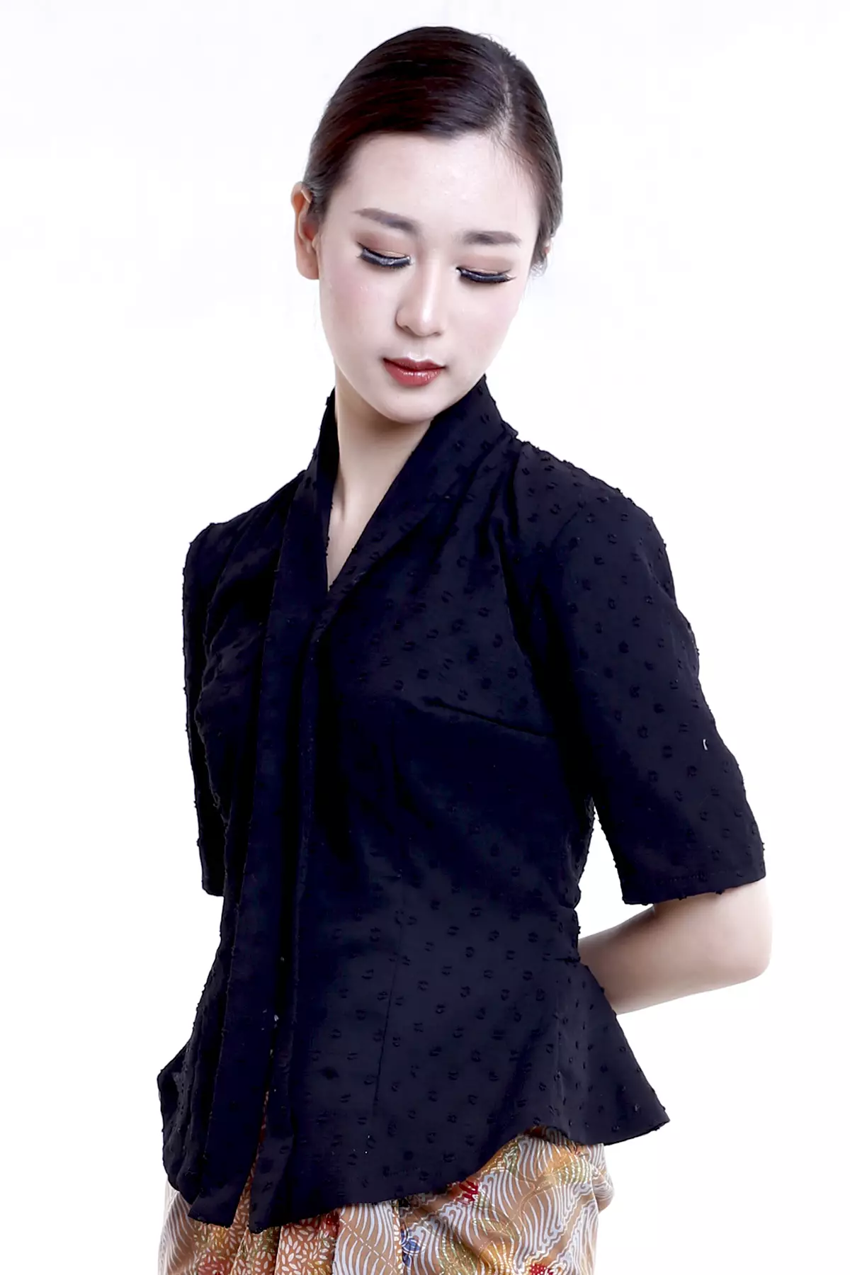 Kuncup Talam Marbel Hitam Kebaya