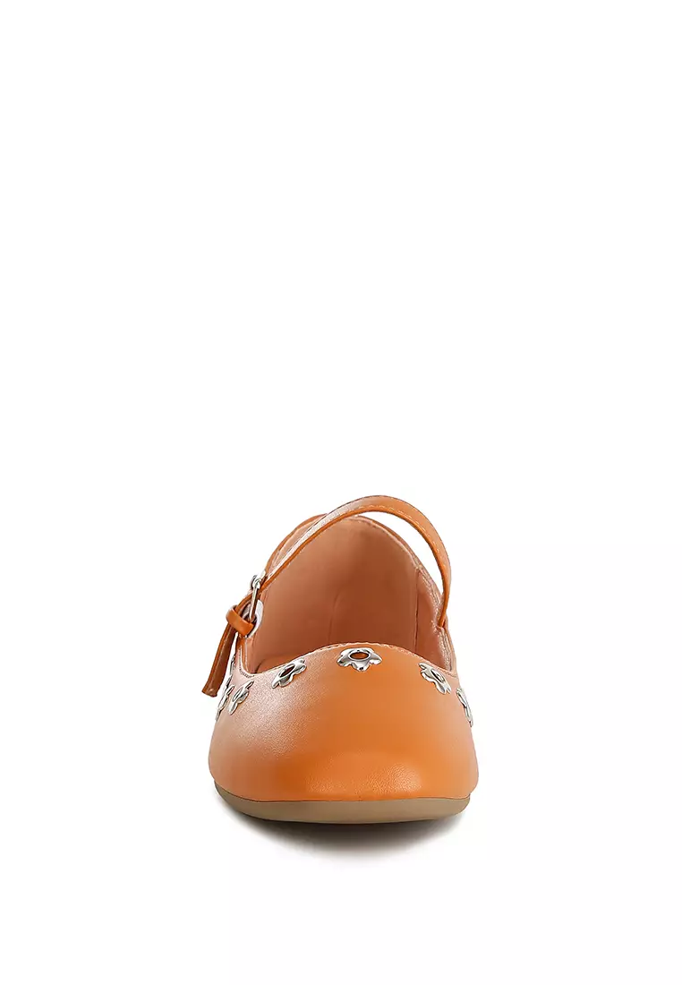 Sepatu Balerina Bertali Lubang Bunga Warna Coklat Muda