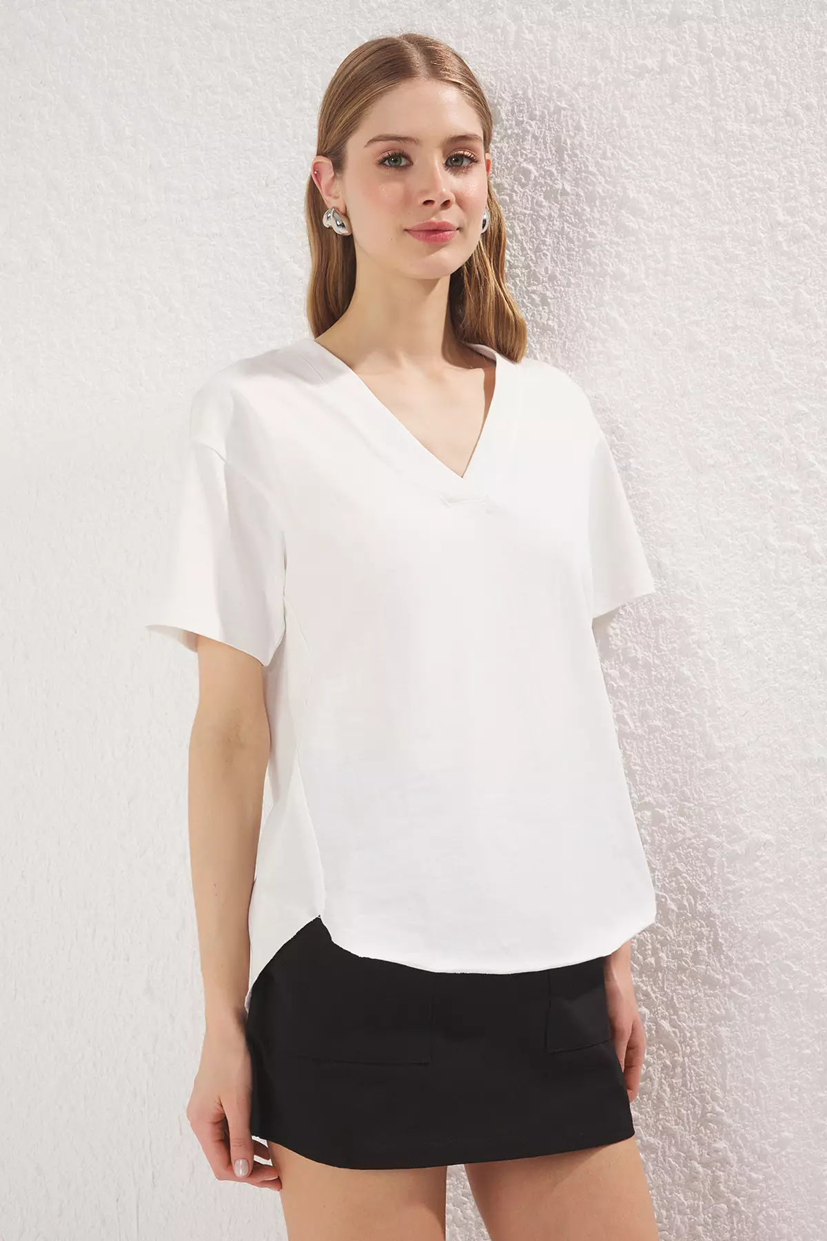 Ecru 100% Cotton V Neck Oversize/Wide Cut Knitted T-Shirt TWOSS25TS00162