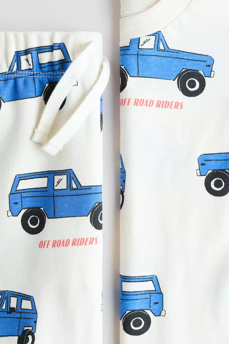 2-piece T-shirt and sweatshorts set