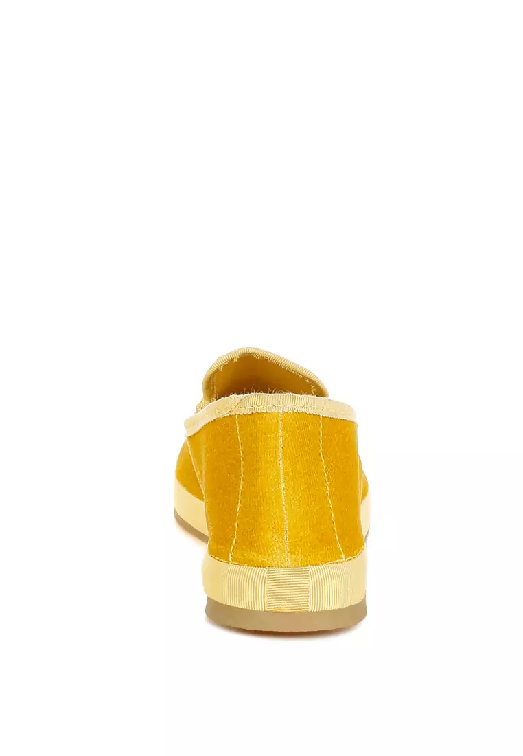 Sepatu Slip-On Ujung Bulat Beludru Warna Kuning Muda